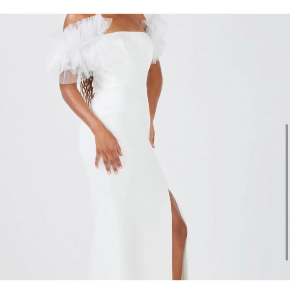 BCBGMAXAZIRA White Crepe Dress with Tulle Off-Shoulder Design - Size 8